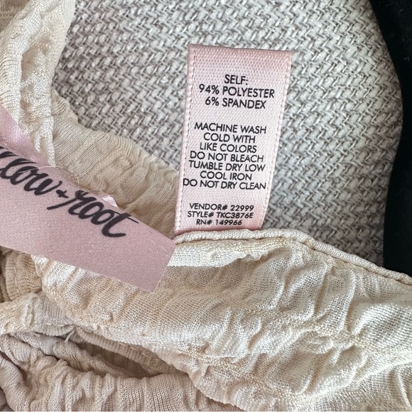 BKE Willow Root Textured Cinch Tie Blouse Cream Size Small - Picture 10 of 11